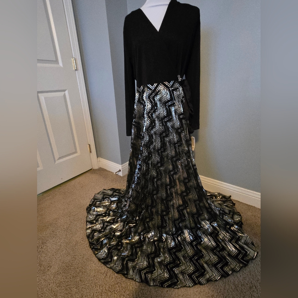 NWT LuLaRoe Black and Silver Long Sleeve Wrap Dress Size Medium